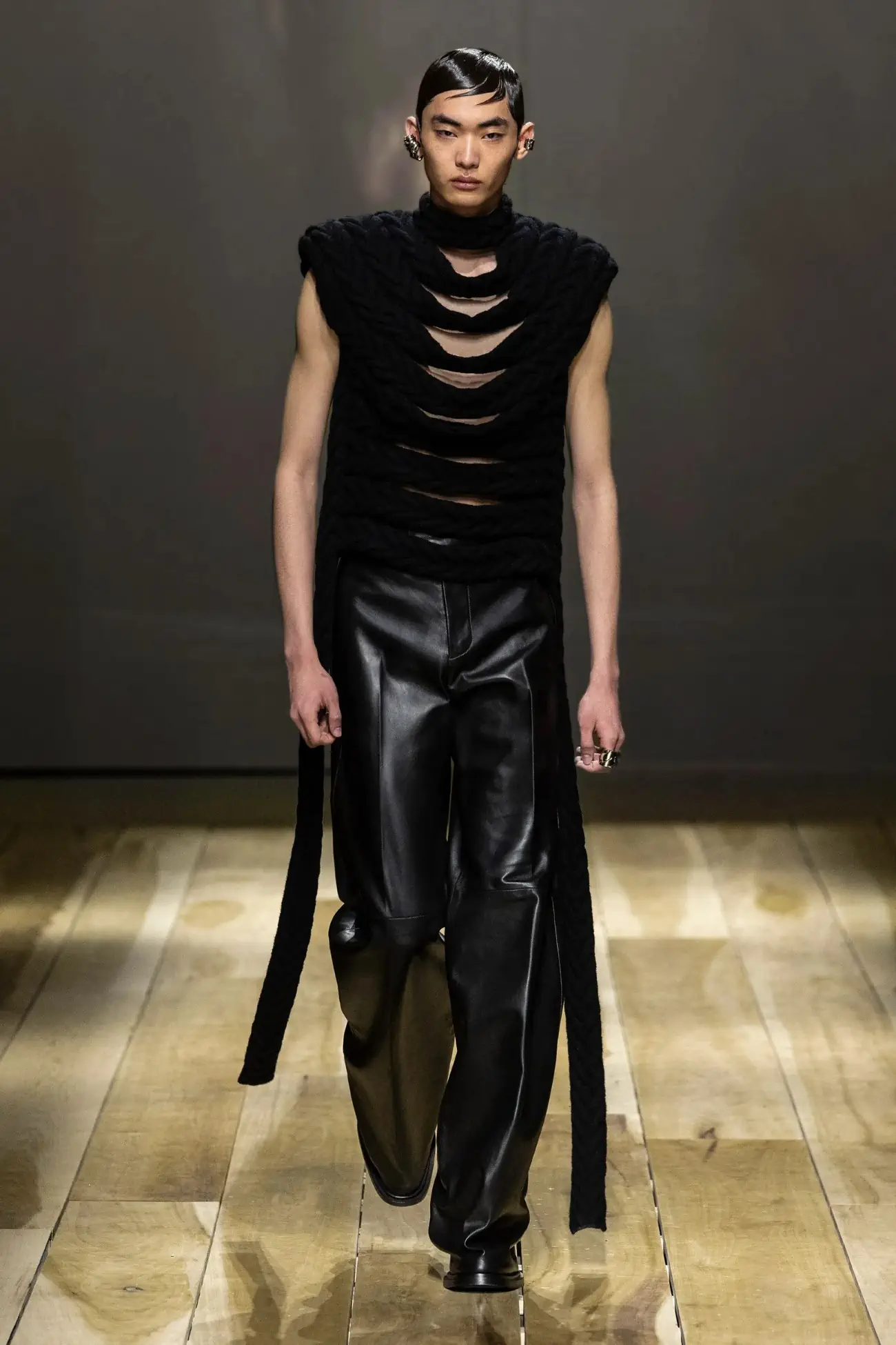 Alexander McQueen - Automne-Hiver 2023 - Paris Fashion Week