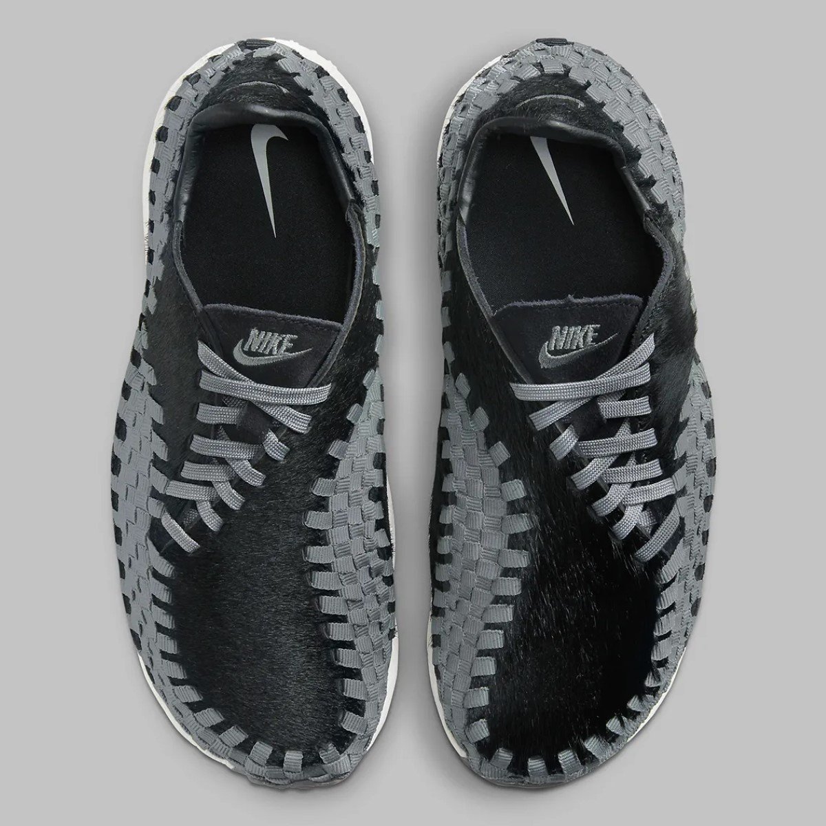 La Nike Air Footscape Woven "Black/Smoke Grey" enveloppée de fausse fourrure noire