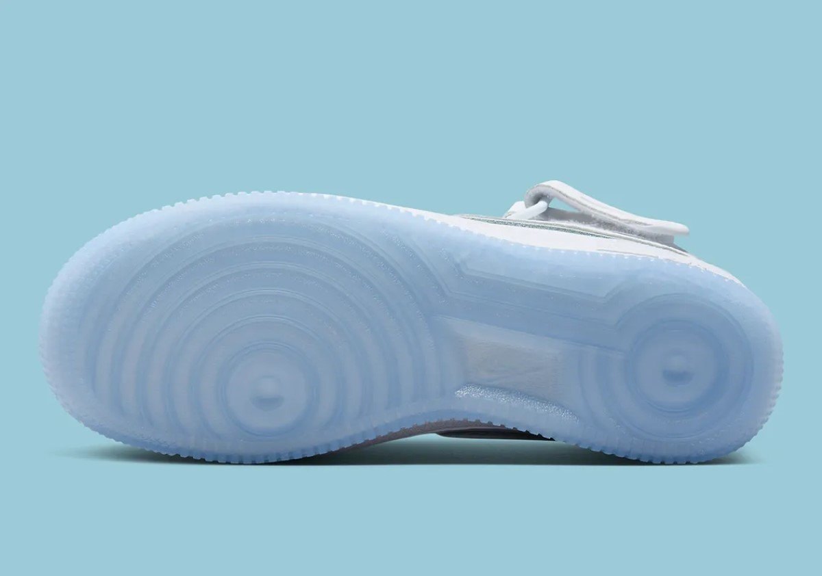 Le coloris "White Crocskin" renforce l'intemporalité de la Nike Air Force 1 Mid