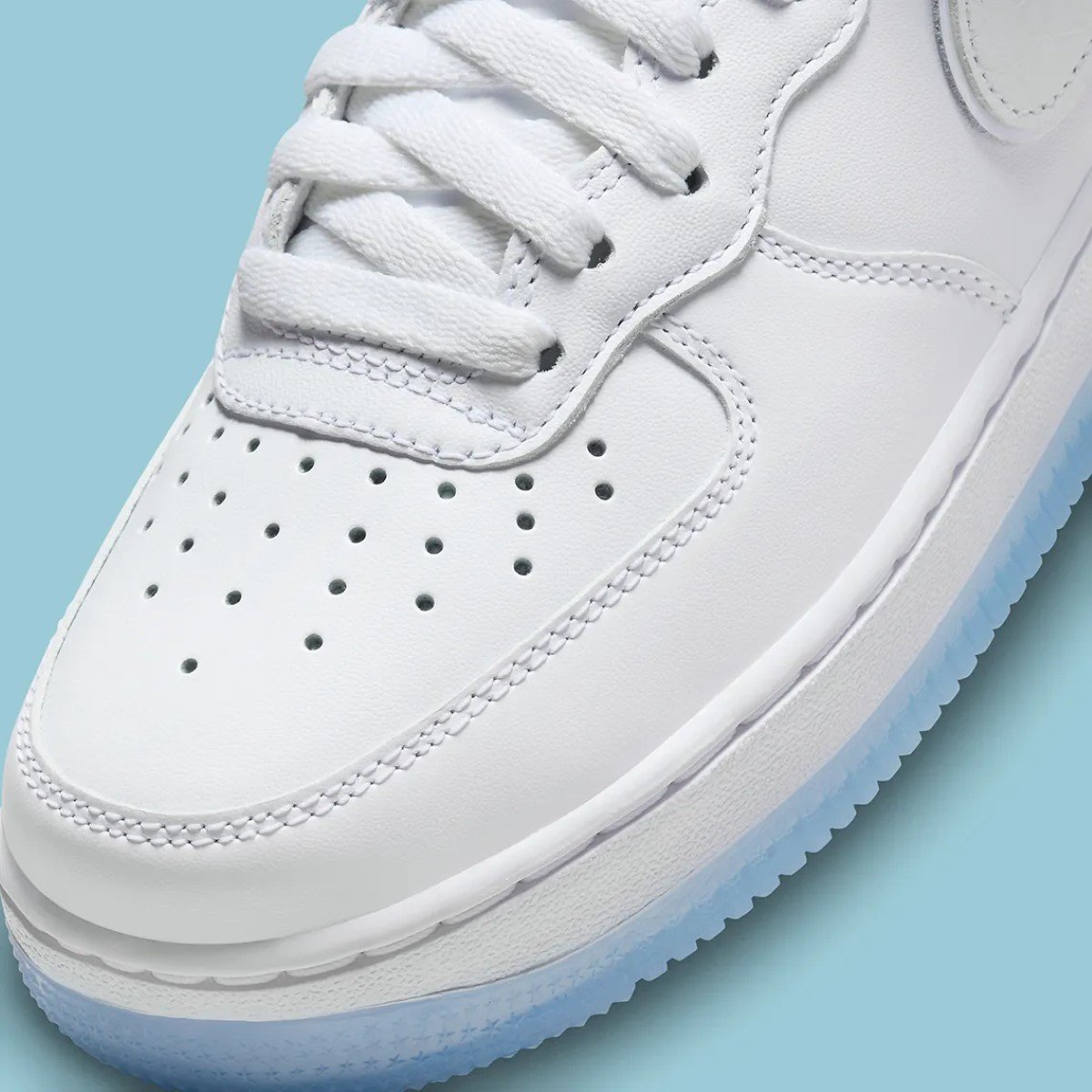 Le coloris "White Crocskin" renforce l'intemporalité de la Nike Air Force 1 Mid