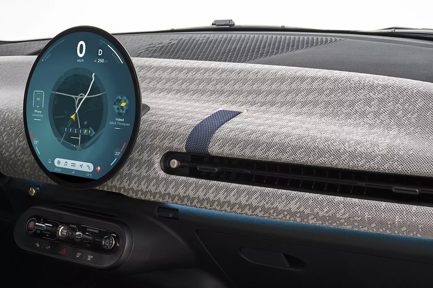 La MINI Cooper tout électrique remaniée séduit par son tableau de bord OLED et ses fonctions avancées