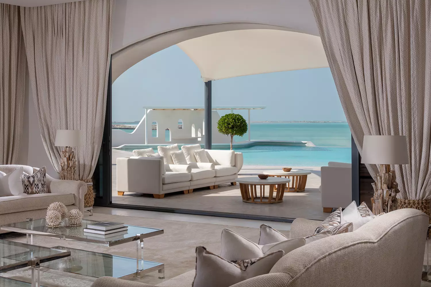 Un paradis isolé vous attend à l'Anantara Santorini Abu Dhabi aux Émirats arabes unis