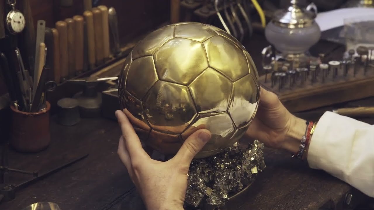 Vous voulez toujours savoir comment Mellerio fabrique le Ballon d'Or depuis 1956 ? Voici les détails !