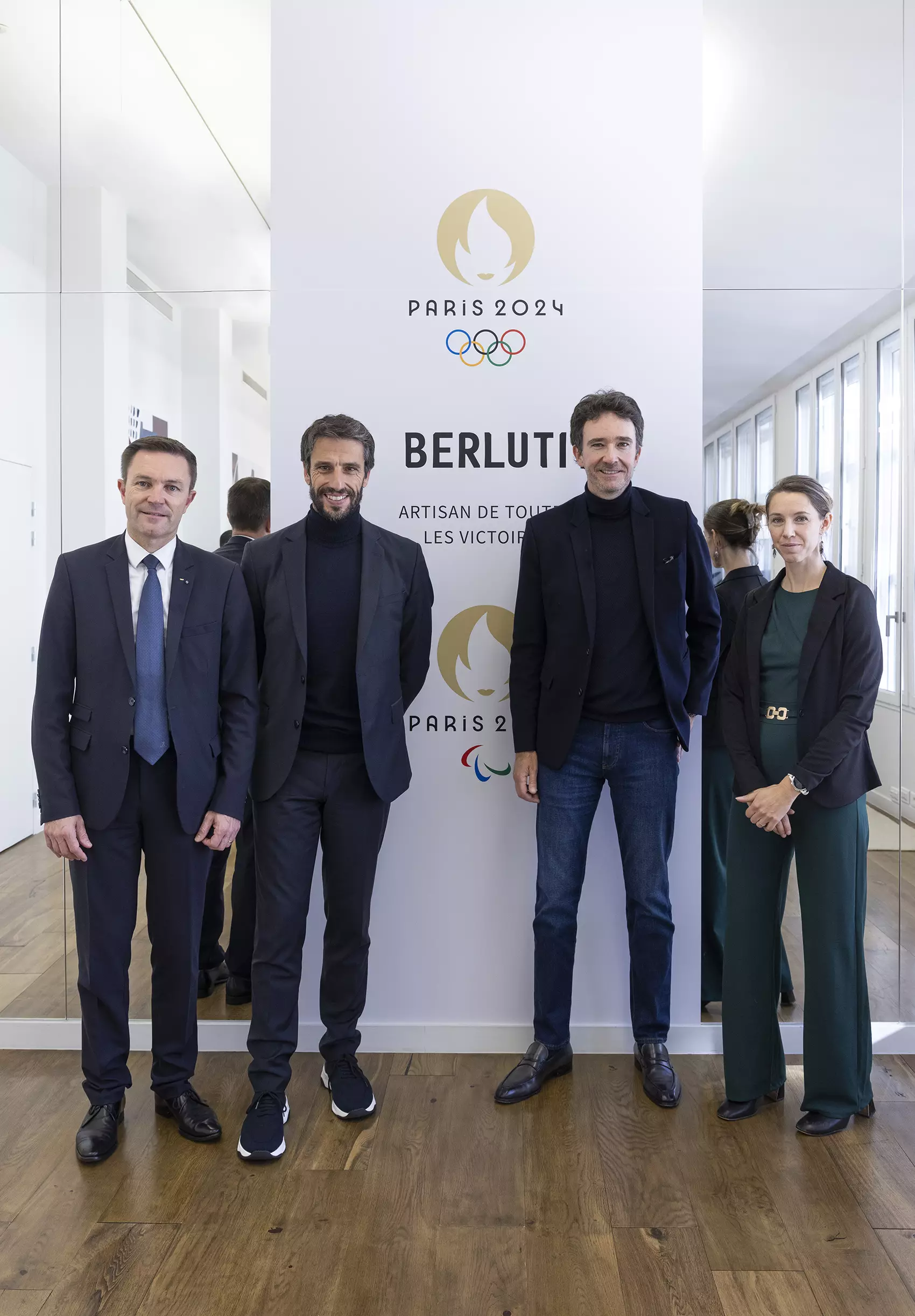 Berluti est l'équipementier officiel des équipes françaises lors des cérémonies d'ouverture des Jeux olympiques et paralympiques de Paris 2024