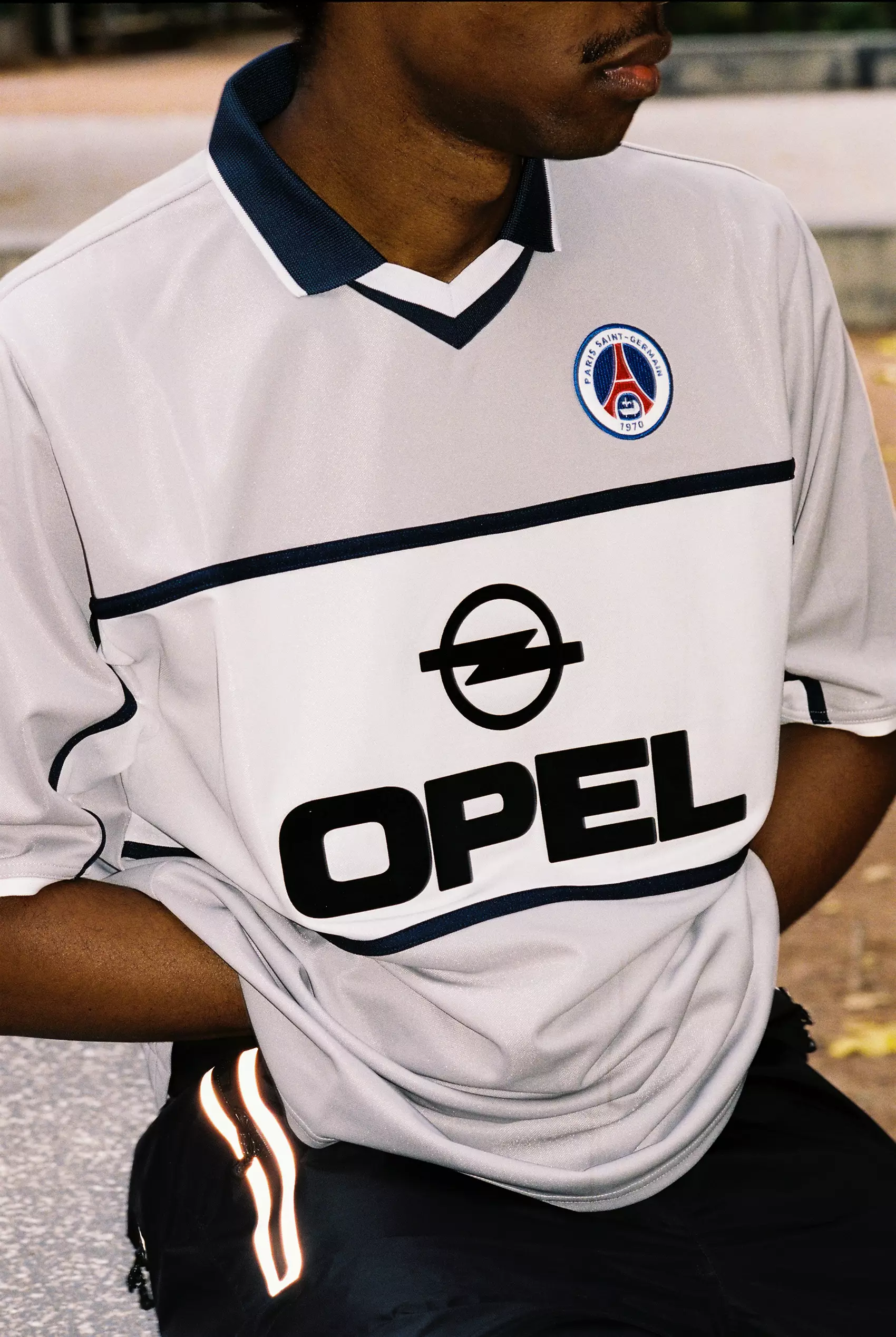 Le Paris Saint-Germain fait revivre le maillot extérieur 2000-2001 emblématique de Nicolas Anelka