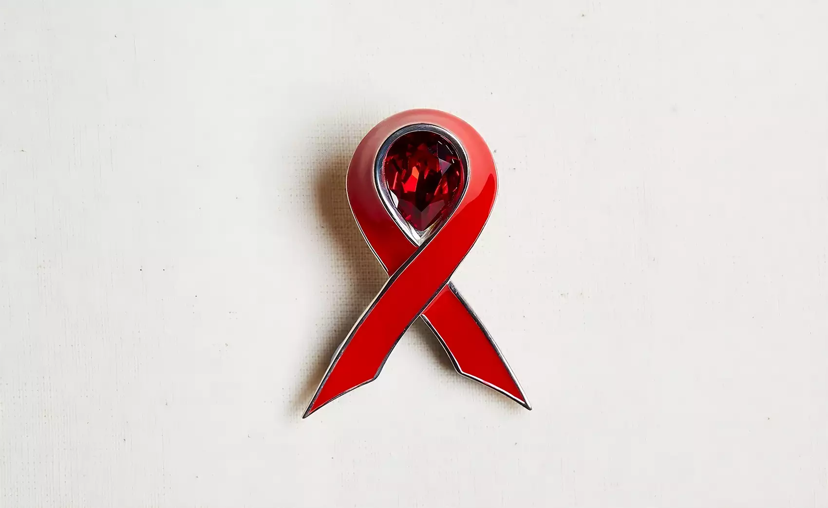 Le ruban rouge de la Journée mondiale de lutte contre le sida revisité par Shaun Leane
