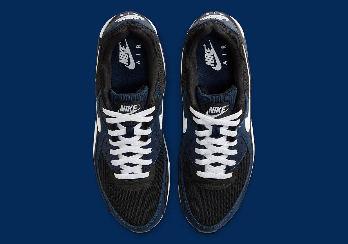 La Nike Air Max 90 devient furtive en "Midnight Navy/Gum"