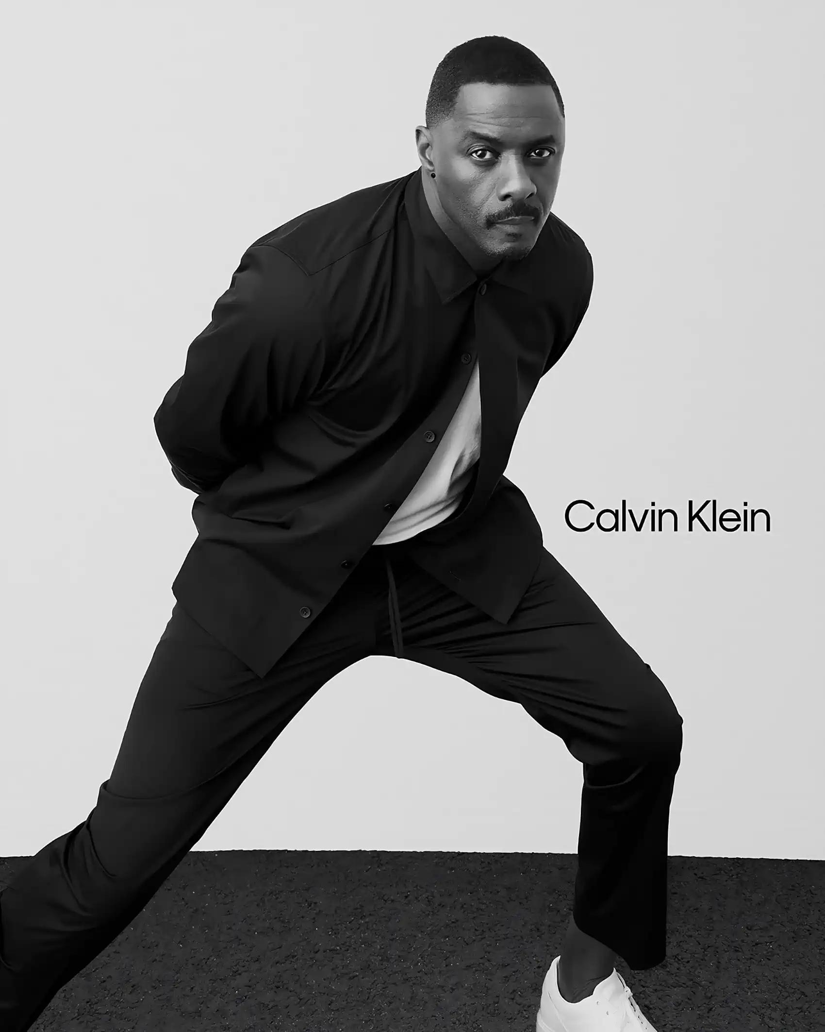Idris Elba exsude la sophistication dans la campagne Printemps 2024 de Calvin Klein