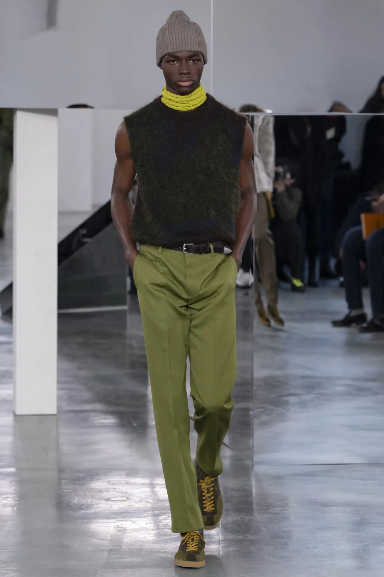 La collection Paul Smith Automne 2024 réimagine la mode masculine britannique avec des tons terreux et des tournures énergiques