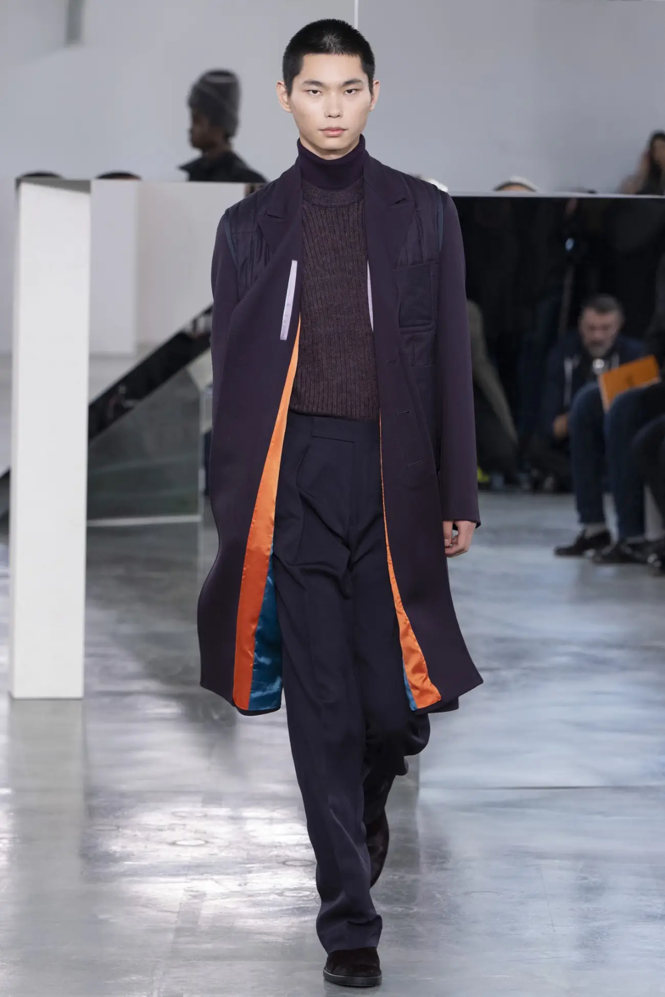 La collection Paul Smith Automne 2024 réimagine la mode masculine britannique avec des tons terreux et des tournures énergiques