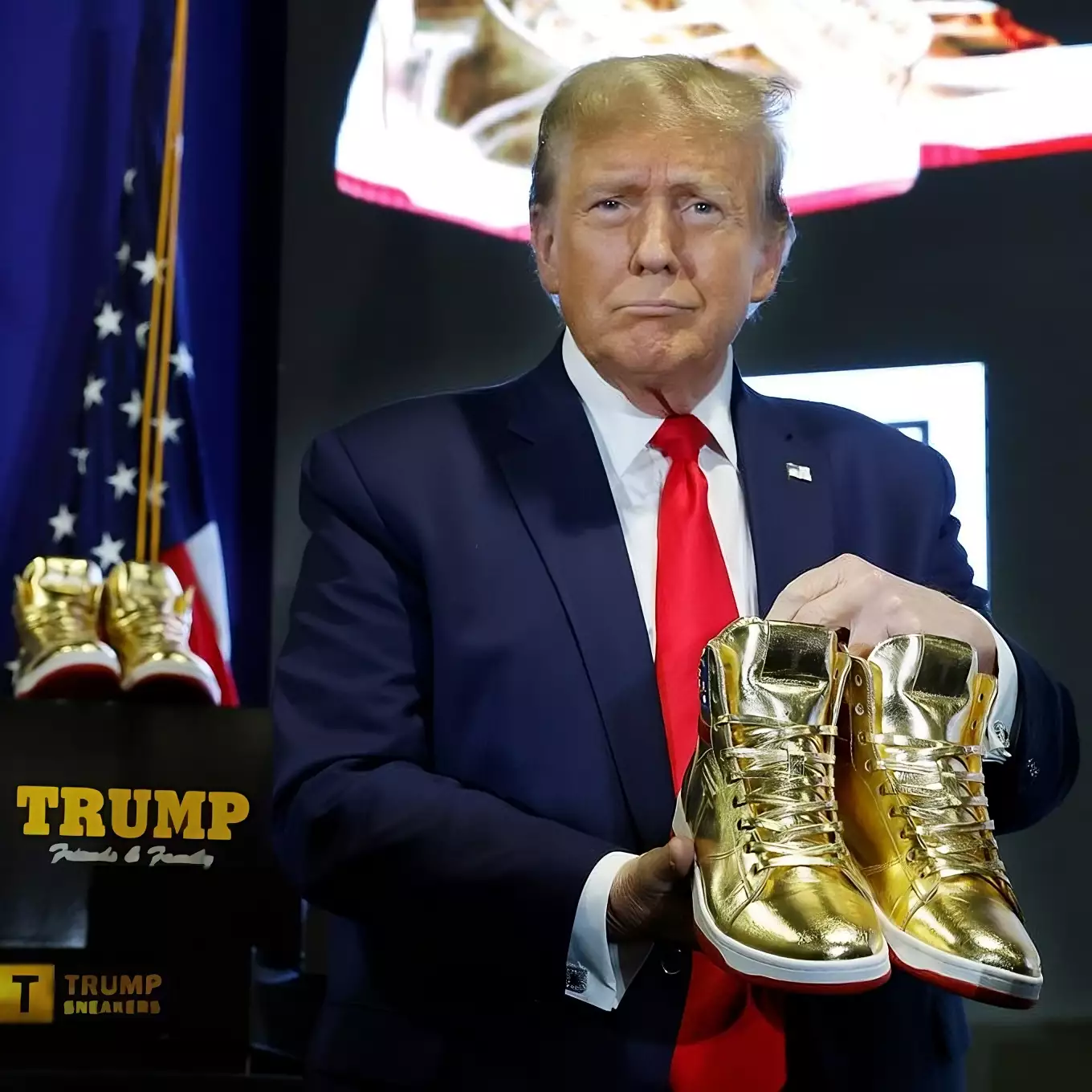 Fraîchement condamné à 355 millions de dollars, Donald Trump vend des baskets à 399 dollars lors de la “Sneaker Con”